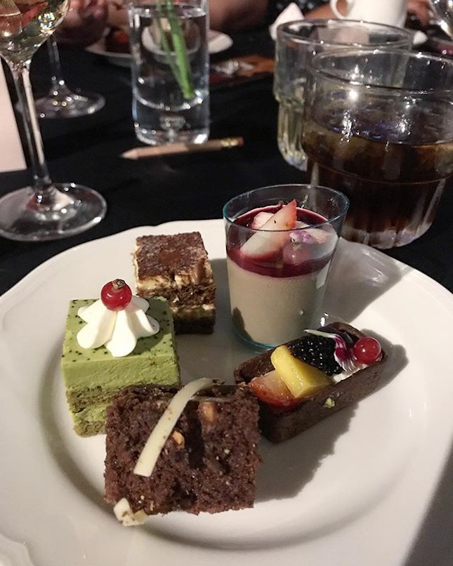 Desserts and Whiskey - the perfect end to an amazing wedding meal 👍🏻
.