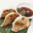 Pan-fried chive dumplings with ginger and vinegar 🥟🥢 Don't mind if I do.