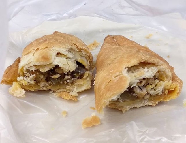 It was our first time trying this lagoon chicken curry puff ($1.50)!