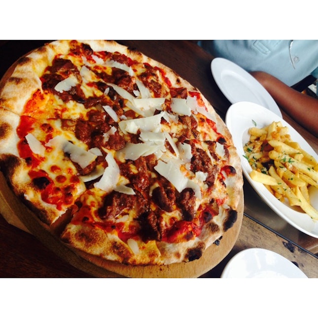 Duck ragout Pizza With Truffle Fries 