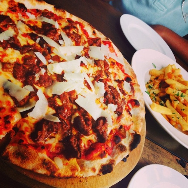 Yesterday's pre-class yummy dinner: Duck ragout pizza and truffle fries #kithcafe #throwback #nodessertsforonce #burpple