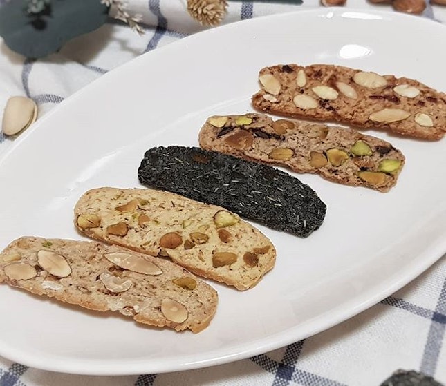 5 Delicious Biscotti Flavours from @bakeandbake_singapore 😍
- Mango Coconut Biscotti
- Pistachio Chocolate Chips
- Trio Nuts
- Pistachio
- Cranberry Almond
Swipe 👉 right to see the close up pictures.