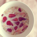 {breakfast} cran & berries museli, oat milk and fresh strawberries