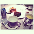 Tea time with one of my bff!☺️ #saltedcaramel#chocolate#gulamelaka#cake#dessert#earlgrey#tea#sweets#bff😋😋😋