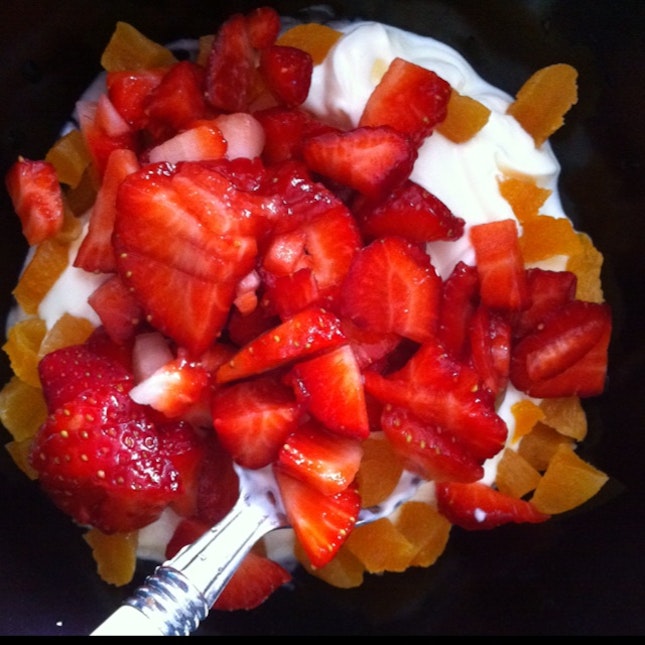 Mixed Fruits With Yoghurt