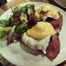 Lovely Eggs Benedict for HAPPY FRIDAY TEA!