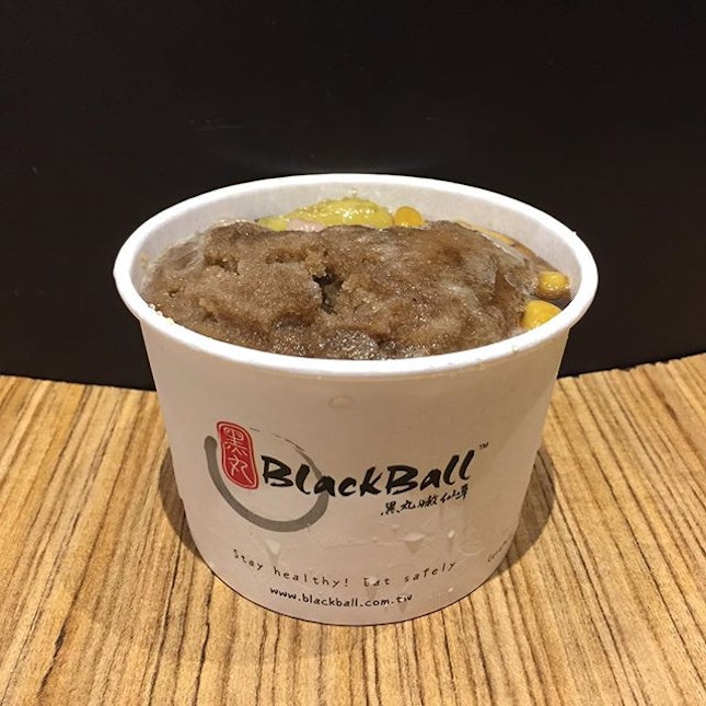 My number one ☝️favourite dessert in Singapore - BLACKBALL 😁
With shaved ice, grass jelly, and a plethora of toppings like red bean and sweet potato balls to choose from, this Taiwanese dessert is both refreshing and filling; it has so many textures - the ice slushiness from the shaved rice, the bouncy gelatin from the grass jelly, and the chewy goodness from the tapioca/sweet potato condiments.
