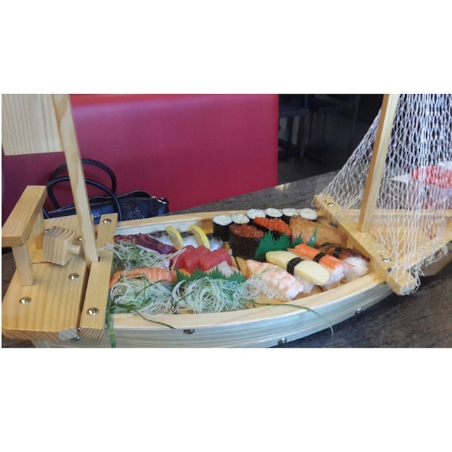 sushi and sashimi boat ⛵ #sushi #sashimi #boat #japanese #instafood #nomnom #yummy #edokaitensushi