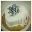 Simple and elegant 😘 @cakesbynailofar #cakes #cakesbynailofar #redvelvet #engagement #dessert