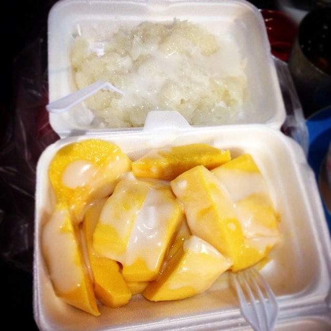 Sweet juicy mangos w warm sticky rice (don't fancy a lot of coconut milk thou).