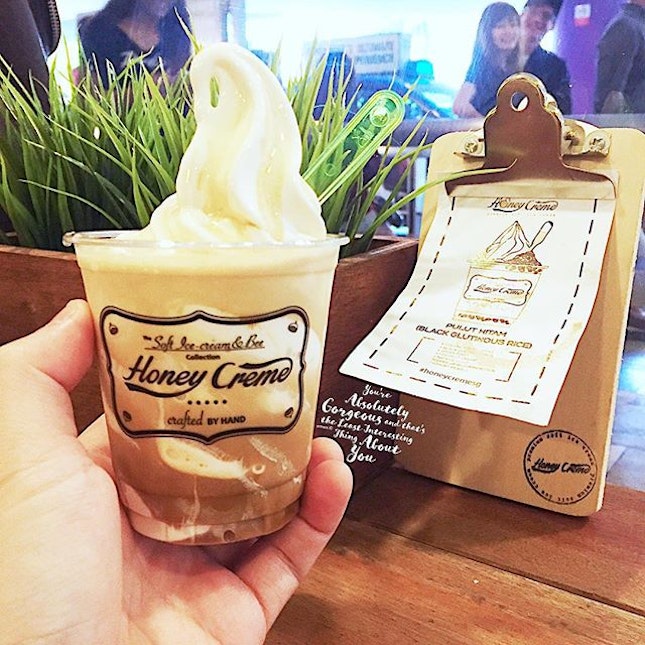 Affogato Softserve by Honey Creme, notice the couple at the background!