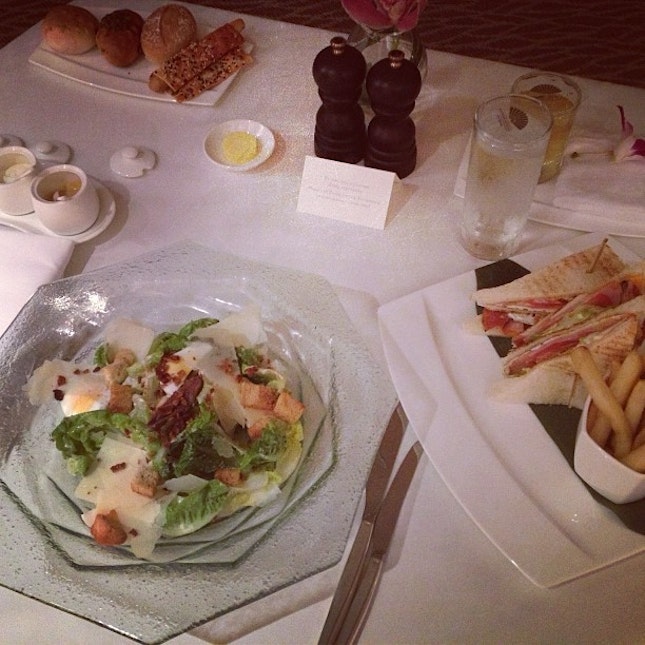 宵夜之堕落人妻✌#supper #roomservice #clubsandwich #caesar #salad #yummy #supper #food