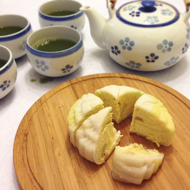 20140908 Spending mid-autumn w fam savouring mooncakes & matcha tea.