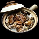 If you are around 庙街 (Temple street), you have to drop by at 四季煲仔飯 for their famous claypot rice.
