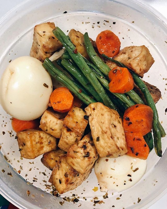 An airfryer meatless meal - I tossed carrots, French beans and taukwa (firm tofu) in garlic infused olive oil, herbs and salt and stuck them in the air-fryer for 15-18 minutes and boiled eggs in the meantime, all done in less than 30’min in the morning with minimal prep time.