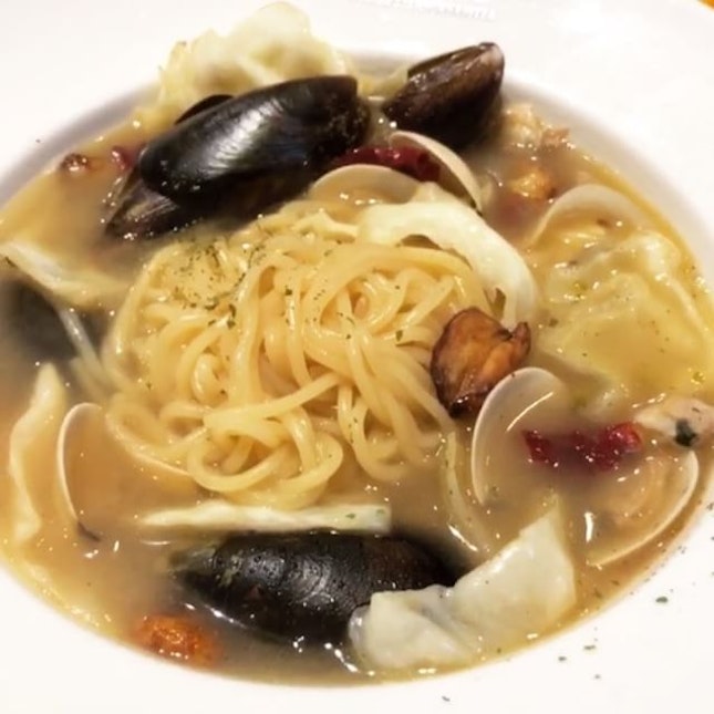 #burpple | luv the sweet clams and white wine infused broth of this #vongole ppong