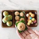 3rd day of Lunar New Year and the munching continues
Peranakan Nostalgic Cookies from @bakersbrewstudio
Ondeh Ondeh | Tutu Cookies | Gem Biscuits Cookies
.