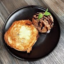 Warm Cheese Toastie with Ice Cream @chachakosg is the perfect combi which makes this a dessert that will satisfy many
.