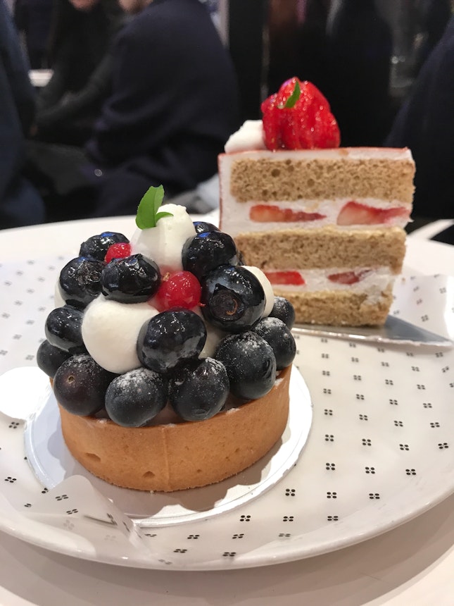 Blueberry Cream Cheese Tart (W6,800) & Earl Grey Strawberry Cake (W6,500)
