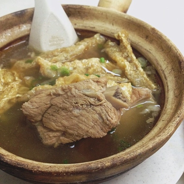 Johor-style claypot bak kut teh - with meat so tender it falls right off the bone 💛