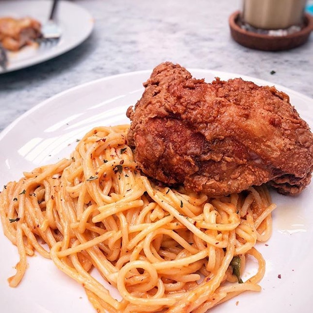 Kok Kok Kay / Deep fried soy-marinated chicken thigh on golden salted egg spaghetti 😋 I like how they balance out the amount of salted egg sauce and spaghetti.
