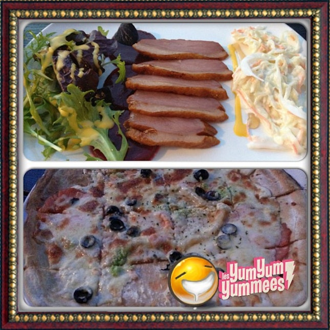 Smoke duck salad & Smoke salmon pizza 😋#yummy #dinner #foodporn #smokedduck #smokedsalmon #salad #coleslaw #thincrustpizza #bistro #dinningbythereservoir