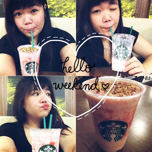 Finally an off day, chilling with gfs 💕💛💕💙💕💜💕❤️ #starbucks #frappe #strawberrycheesecake #selfie #instafood #chill
