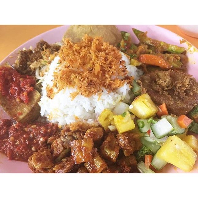 Value for money Nasi Ambeng in a hawker centre.$5.50 for a one pax portion.
