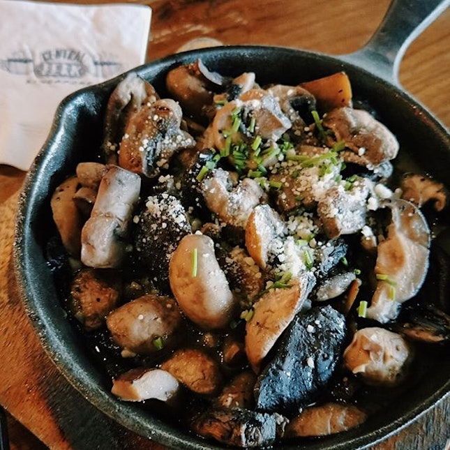 Phoebe's Mushrooms ($14) 🍄
⭐️ 2/5 ⭐️
🍴While the mushrooms were cooked well and had hints of rosemary & thyme, they were simply too salty, especially when it got towards the bottom parts where the mushrooms had been soaked in the salty butter sauce.