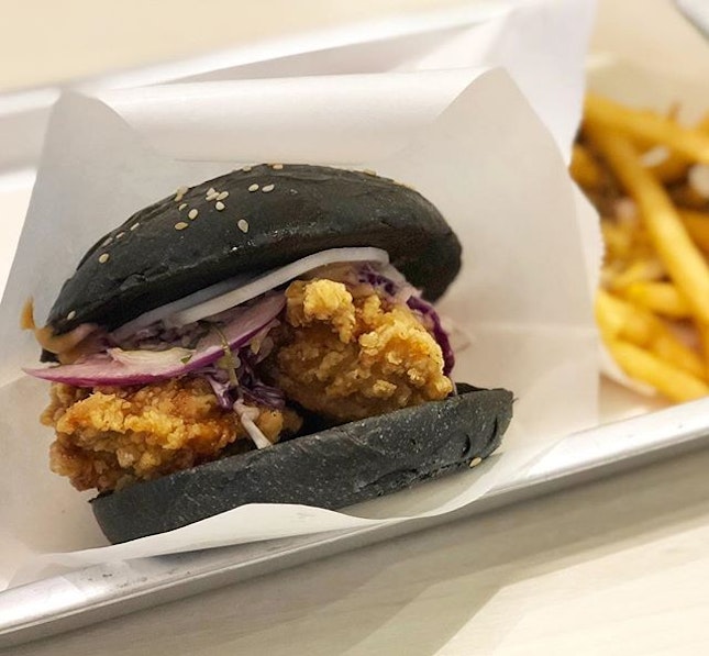 Karate burger ($8.90) 🍔
⭐️ 4/5 ⭐️
🍴Newly opened at #orchardcineleisure, the burgers mix classic American and Japanese flavours.