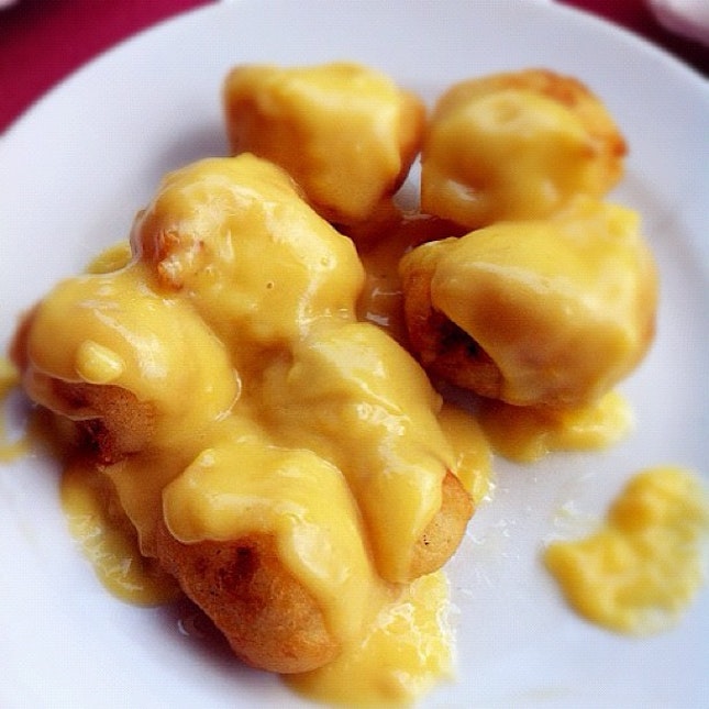 Banana Fritters done tempura-style with addictive creamy custard sauce 👍