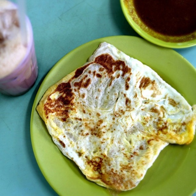I first tried this many years at Jalan Kayu and was won by this round, flaky, crispy prata.