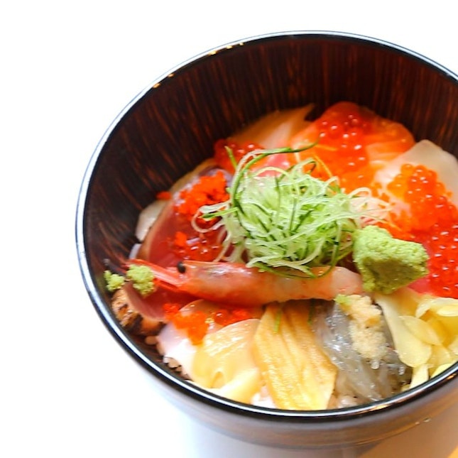 Ryoshi Gokai Nagekomi Don – a bowl of sushi rice topped with assorted sashimi.