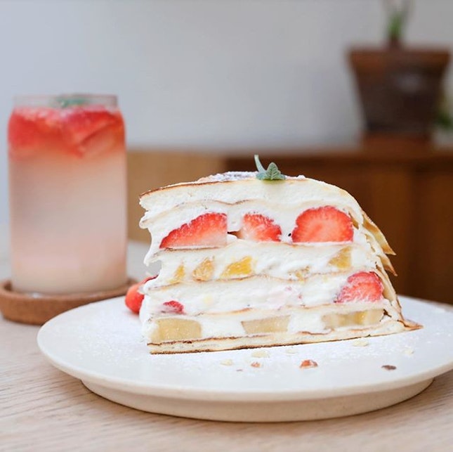 🇹🇼Gorgeous fruit fresh crepe with bananas, strawberries at Flügel Studio, a cafe in Taipei serving German inspired cakes.