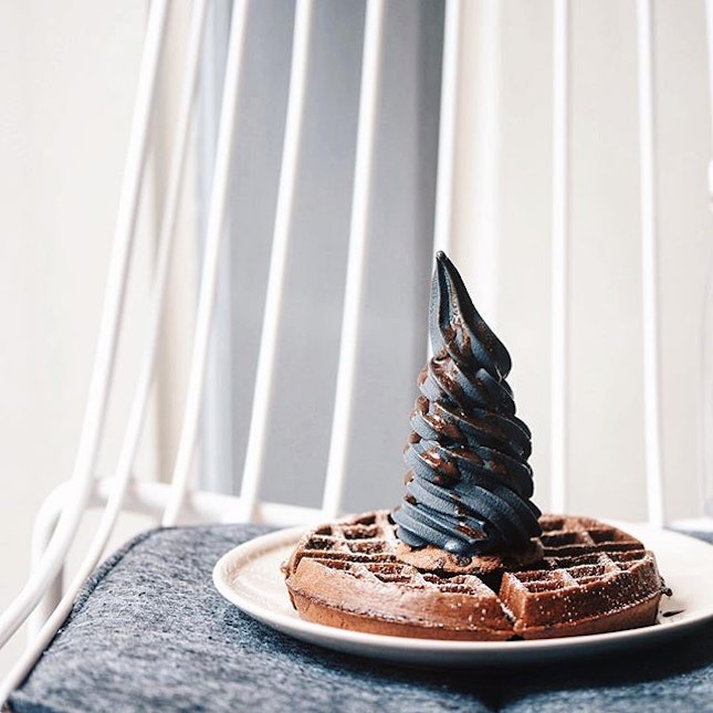 Revisiting @thecoldpantry for this crispy #rootbeer waffle with charcoal icecream!