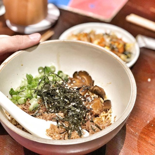 <🇫🇷> C’est toujours le bon moment
<🇬🇧> It’s always the right time
•
🍝: Miso Mushroom Noodles - S$5
📍: @dumpling.darlings Singapore