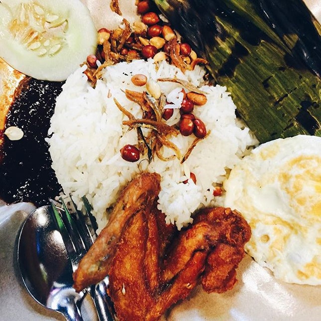 [Boon Lay Place Food Village] Going to Boon Lay Power Nasi Lemak has been an annual routine during my reservist as I get to travel to the other end of Singapore this time of the year to savour this highly raved coconut rice.