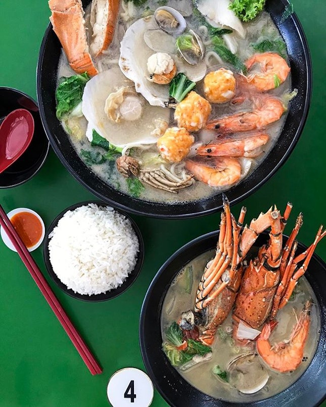Fresh off the Bukit Timah Market & Food Centre is a new stall serving a variety of wok-fried seafood soup that has prawns, lobsters, crayfish, scallops and other fresh seafood!