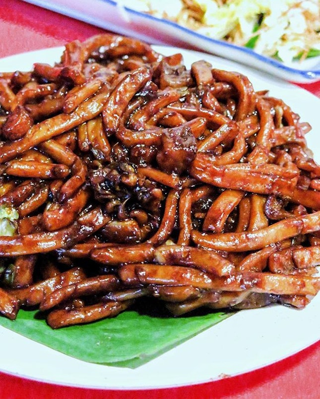 The quintessential iconic KL street food, the KL Hokkien Mee and what better than the famous stall along Petaling Street.