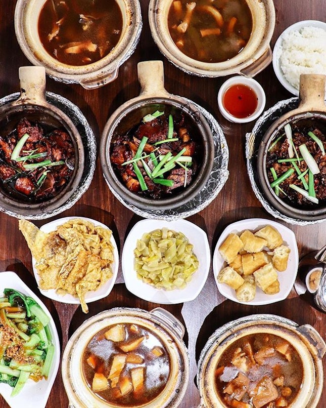 Everyone knows our local bak kut teh, which has the familiar peppery broth, but do you know that there is another version that’s brought to us by the Malaysians?