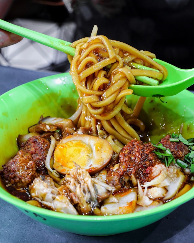 I am neither a huge fan nor an expert in lor mee but this bowl will be something that is worth queuing for when at the food centre.