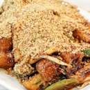 When in Toa Payoh interchange, never miss the opportunity to have one of the best rojaks in Singapore at Soon Heng Rojak.