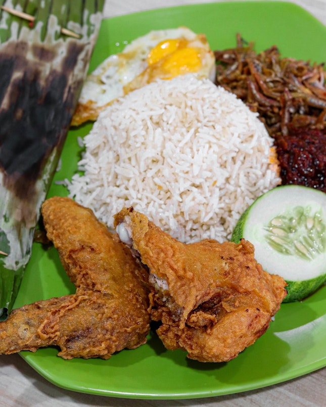 If you are a fan of the famous Mizzy Corner Nasi Lemak at Changi Village Food Centre, you can also get it in Tampines now, located in the Happy Hawkers at Tampines Greenridges.