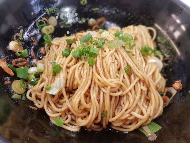 Scallion oil noodles (葱油拌面)