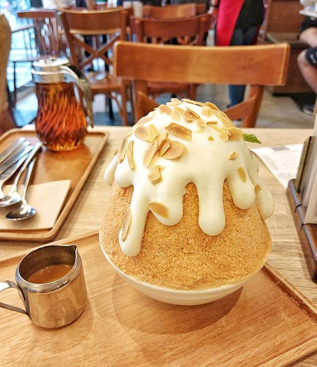 The mandatory shot of the kakigori @afteryoudessertcafe 😂 finally tried this and i didnt know underneath there are breads and jellies LOL.