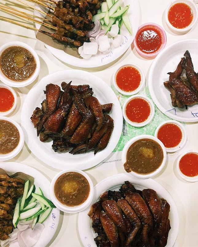 Ain't no thang like a chicken wang 🍗
--------
when #temasek squad rolls out, we roll out hard 🙌🏻 s/o to our dope TH mom and dads for bringing the whole lot of us up and out for one hell of a dinner.