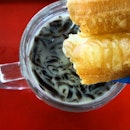 All you need for a good breakkie : 黑白 and 油条