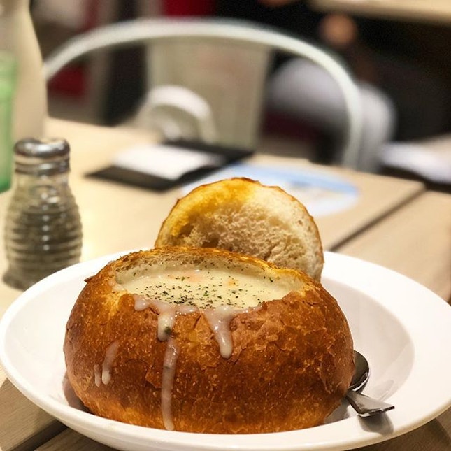 📍Swensen’s , Bugis Junction 🔖Clam Chowder  #swensons #swensonsdrivein #singapore #bugisstreet #bugisjunctionxbugisplus #bugisjunctionsingapore #foodie #foody #foodgasm #foodtrip #foodblogger #foodporn #foodblog #cafe #cafehop #cafehopping #restaurant #restauranthopping #eatigo #clamchowder #clamchowderbreadbowl #breadbowl #bread #soup #foodgasm #instagood #instafood #burpplesg #instaworthy #exploresingaporeeats #burpple