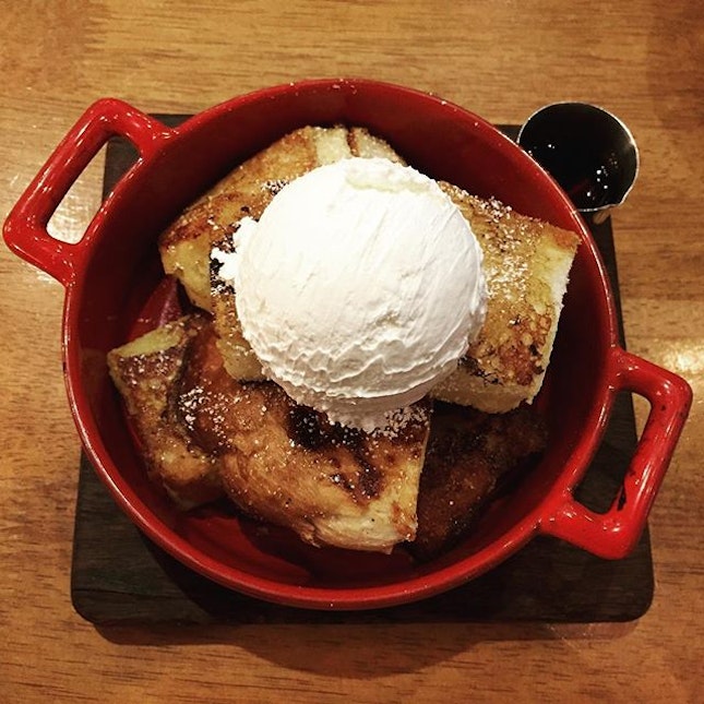 Satisfy my sweet tooth with this French Toast with maple syrup at Miam Miam.
