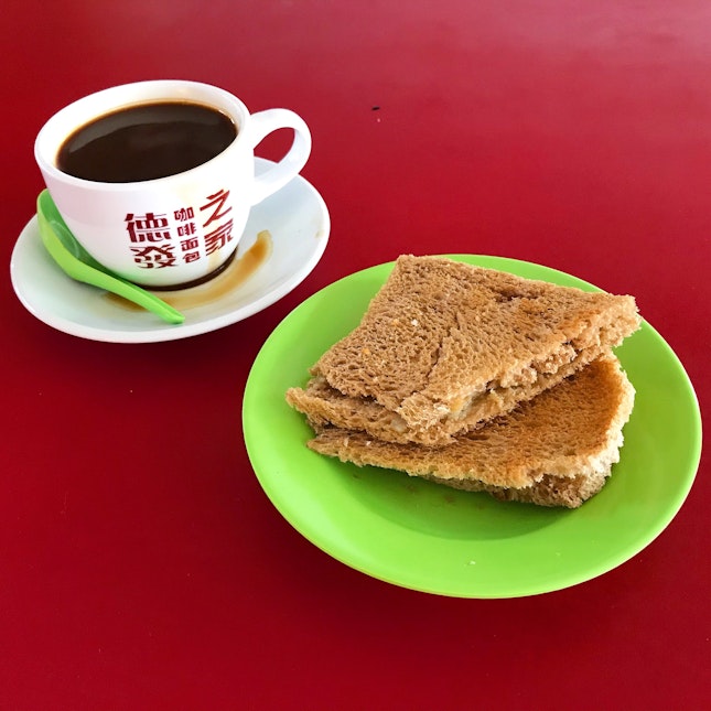 Traditional Bread @ Teck Huat Coffee Roti 德发之家 | Blk 221A Boon Lay Place | #01-166.